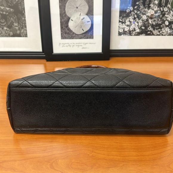 CHANEL CAVIAR LEATHER RESIN HANDLE BAG RARE FIND! - Picture 4 of 12